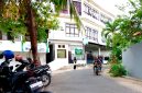 LENGANG: Warga berada di sekitar SDIT Al-Uswah Pamekasan (LAILIYATUN NURIYAH/KLIK MADURA).