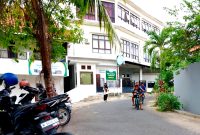 LENGANG: Warga berada di sekitar SDIT Al-Uswah Pamekasan (LAILIYATUN NURIYAH/KLIK MADURA).