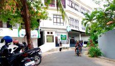 LENGANG: Warga berada di sekitar SDIT Al-Uswah Pamekasan (LAILIYATUN NURIYAH/KLIK MADURA).