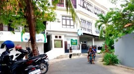 LENGANG: Warga berada di sekitar SDIT Al-Uswah Pamekasan (LAILIYATUN NURIYAH/KLIK MADURA).