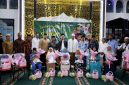 Puluhan anak yatim foto bersama usai mendapat paket sembako dari RSIA Puri Bunda Madura. (ISTIMEWA)