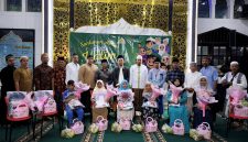 Puluhan anak yatim foto bersama usai mendapat paket sembako dari RSIA Puri Bunda Madura. (ISTIMEWA)