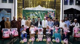 Puluhan anak yatim foto bersama usai mendapat paket sembako dari RSIA Puri Bunda Madura. (ISTIMEWA)