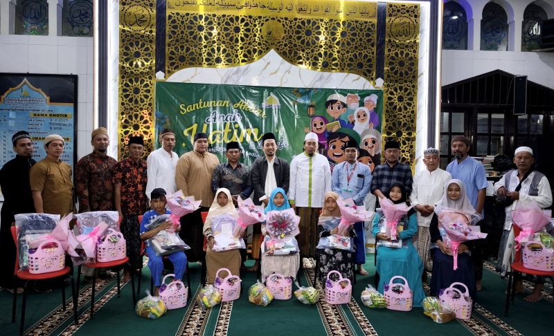 Puluhan anak yatim foto bersama usai mendapat paket sembako dari RSIA Puri Bunda Madura. (ISTIMEWA)