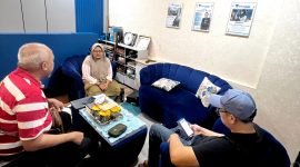 Wali murid SDIT Al-Uswah Pamekasan saat menceritakan berbagai persoalan di Kantor Redaksi Klik Madura. (ISTIMEWA)