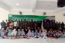 Pengurus Yayasan Pendidikan Nurul Islam Qolbun Salim foto bersama anak yatim usai kegiatan santunan. (ISTIMEWA)