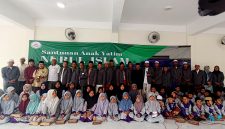 Pengurus Yayasan Pendidikan Nurul Islam Qolbun Salim foto bersama anak yatim usai kegiatan santunan. (ISTIMEWA)