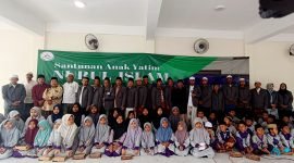 Pengurus Yayasan Pendidikan Nurul Islam Qolbun Salim foto bersama anak yatim usai kegiatan santunan. (ISTIMEWA)