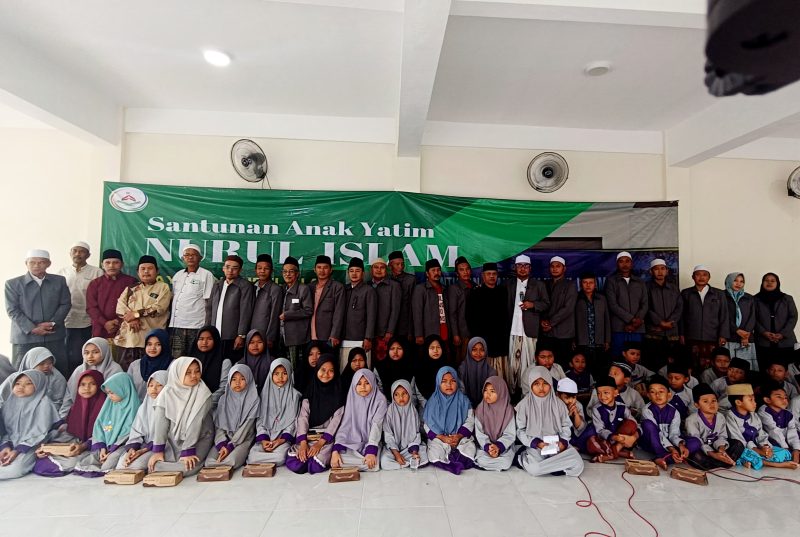 Pengurus Yayasan Pendidikan Nurul Islam Qolbun Salim foto bersama anak yatim usai kegiatan santunan. (ISTIMEWA)