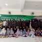Pengurus Yayasan Pendidikan Nurul Islam Qolbun Salim foto bersama anak yatim usai kegiatan santunan. (ISTIMEWA)