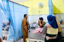 Wabup Pamekasan H. Sukriyanto berbincang dengan pasien yang dirawat di Puskesmas Batumarmar. (ISTIMEWA)