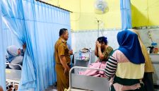 Wabup Pamekasan H. Sukriyanto berbincang dengan pasien yang dirawat di Puskesmas Batumarmar. (ISTIMEWA)