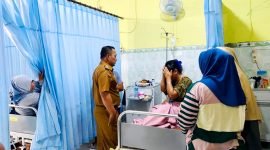 Wabup Pamekasan H. Sukriyanto berbincang dengan pasien yang dirawat di Puskesmas Batumarmar. (ISTIMEWA)