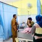 Wabup Pamekasan H. Sukriyanto berbincang dengan pasien yang dirawat di Puskesmas Batumarmar. (ISTIMEWA)