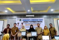 KOMITMEN: Kepala DP3AP2KB Pamekasan Munapik saat foto bersama para undangan. (LAILIYATUN NURIYAH/KLIK MADURA).