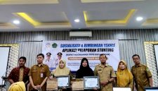 KOMITMEN: Kepala DP3AP2KB Pamekasan Munapik saat foto bersama para undangan. (LAILIYATUN NURIYAH/KLIK MADURA).