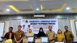 KOMITMEN: Kepala DP3AP2KB Pamekasan Munapik saat foto bersama para undangan. (LAILIYATUN NURIYAH/KLIK MADURA).