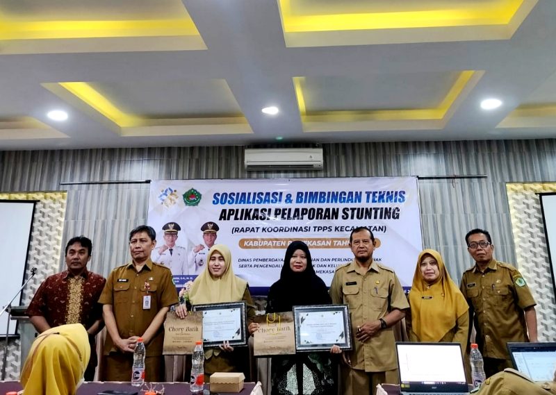 KOMITMEN: Kepala DP3AP2KB Pamekasan Munapik saat foto bersama para undangan. (LAILIYATUN NURIYAH/KLIK MADURA).