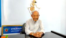 BERWIBAWA: Ketua Yayasan Universitas Madura Pamekasan Amiril saat ditemui di ruang kerjanya. (LAILIYATUN NURIYAH/KLIK MADURA)