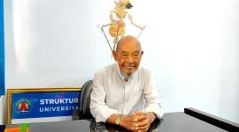 BERWIBAWA: Ketua Yayasan Universitas Madura Pamekasan Amiril saat ditemui di ruang kerjanya. (LAILIYATUN NURIYAH/KLIK MADURA)