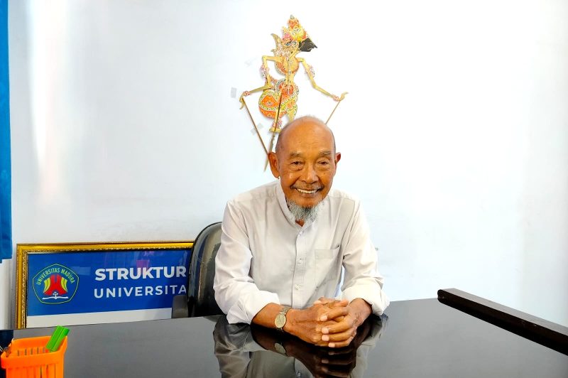 BERWIBAWA: Ketua Yayasan Universitas Madura Pamekasan Amiril saat ditemui di ruang kerjanya. (LAILIYATUN NURIYAH/KLIK MADURA)