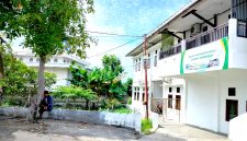 SEPI: Warga berada di depan SDIT Al-Uswah Pamekasan. (LAILIYATUN NURIYAH/KLIK MADURA).