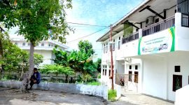 SEPI: Warga berada di depan SDIT Al-Uswah Pamekasan. (LAILIYATUN NURIYAH/KLIK MADURA).