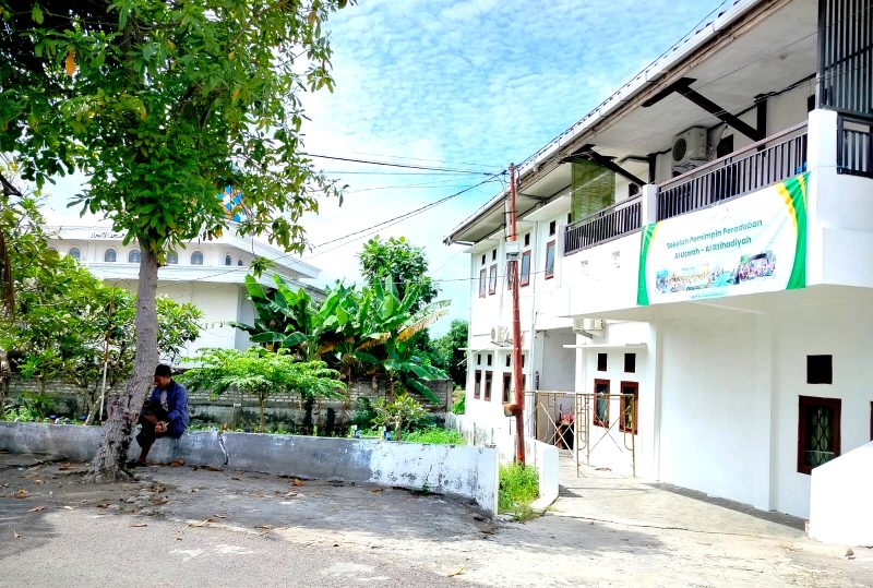 SEPI: Warga berada di depan SDIT Al-Uswah Pamekasan. (LAILIYATUN NURIYAH/KLIK MADURA).