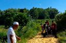 Warga berbondong-bondong memperbaiki jalan rusak penghubung antar kecamatan di Desa Campor, Kecamatan Proppo. (MUHTAR FOR KLIKMADURA)