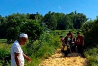 Warga berbondong-bondong memperbaiki jalan rusak penghubung antar kecamatan di Desa Campor, Kecamatan Proppo. (MUHTAR FOR KLIKMADURA)