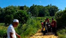 Warga berbondong-bondong memperbaiki jalan rusak penghubung antar kecamatan di Desa Campor, Kecamatan Proppo. (MUHTAR FOR KLIKMADURA)