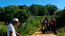 Warga berbondong-bondong memperbaiki jalan rusak penghubung antar kecamatan di Desa Campor, Kecamatan Proppo. (MUHTAR FOR KLIKMADURA)