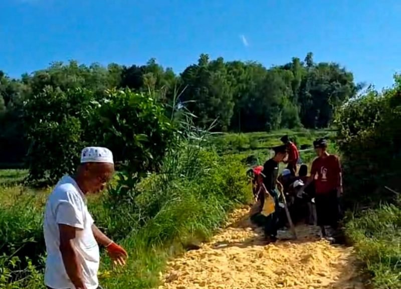 Warga berbondong-bondong memperbaiki jalan rusak penghubung antar kecamatan di Desa Campor, Kecamatan Proppo. (MUHTAR FOR KLIKMADURA)