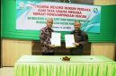 Direktur RSUD Smart Pamekasan dr. Raden Budi Santoso (kiri) bersama Kepala Kejari Pamekasan Muhammad Ilham Samuda menunjukkan dokumen kerjasama. (MOH. IQBALUL KHAVEI MZ / KLIKMADURA)