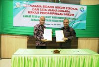 Direktur RSUD Smart Pamekasan dr. Raden Budi Santoso (kiri) bersama Kepala Kejari Pamekasan Muhammad Ilham Samuda menunjukkan dokumen kerjasama. (MOH. IQBALUL KHAVEI MZ / KLIKMADURA)