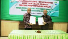 Direktur RSUD Smart Pamekasan dr. Raden Budi Santoso (kiri) bersama Kepala Kejari Pamekasan Muhammad Ilham Samuda menunjukkan dokumen kerjasama. (MOH. IQBALUL KHAVEI MZ / KLIKMADURA)