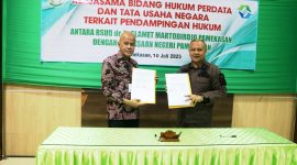 Direktur RSUD Smart Pamekasan dr. Raden Budi Santoso (kiri) bersama Kepala Kejari Pamekasan Muhammad Ilham Samuda menunjukkan dokumen kerjasama. (MOH. IQBALUL KHAVEI MZ / KLIKMADURA)