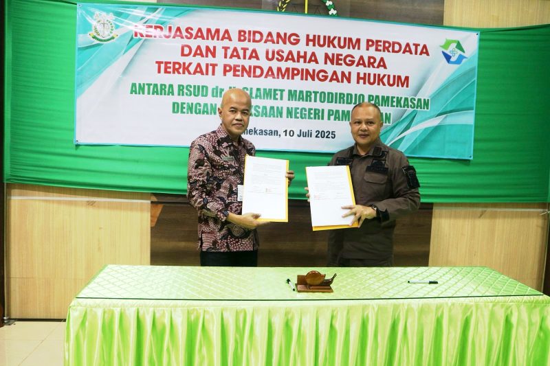 Direktur RSUD Smart Pamekasan dr. Raden Budi Santoso (kiri) bersama Kepala Kejari Pamekasan Muhammad Ilham Samuda menunjukkan dokumen kerjasama. (MOH. IQBALUL KHAVEI MZ / KLIKMADURA)