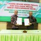 Direktur RSUD Smart Pamekasan dr. Raden Budi Santoso (kiri) bersama Kepala Kejari Pamekasan Muhammad Ilham Samuda menunjukkan dokumen kerjasama. (MOH. IQBALUL KHAVEI MZ / KLIKMADURA)