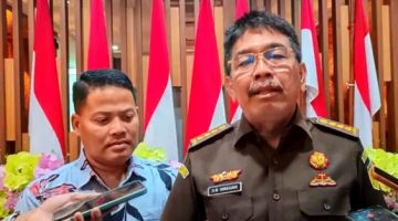Asisten Tindak Pidana Khusus (Aspidsus) Kejati Jatim, Saiful Bahri Siregar, S.H., M.H saat memberikan keterangan pers kepada awak media. (ISTIMEWA)