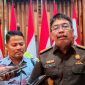Asisten Tindak Pidana Khusus (Aspidsus) Kejati Jatim, Saiful Bahri Siregar, S.H., M.H saat memberikan keterangan pers kepada awak media. (ISTIMEWA)