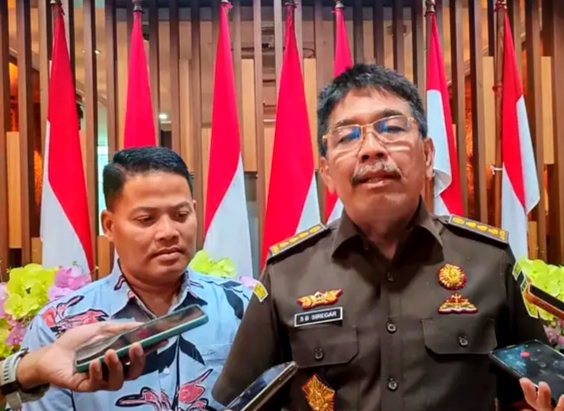 Asisten Tindak Pidana Khusus (Aspidsus) Kejati Jatim, Saiful Bahri Siregar, S.H., M.H saat memberikan keterangan pers kepada awak media. (ISTIMEWA)