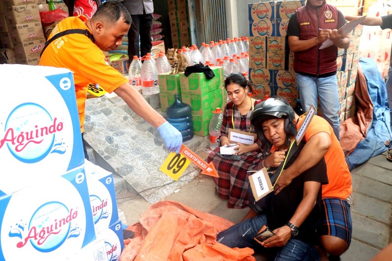Suasana reka ulang kasus penganiayaan terhadap kurir JNT di Jalan Raya Teja Timur, Pamekasan. (DOK. KLIKMADURA) 