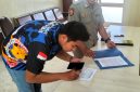 RESMI: Personel Satpol PP yang bertugas di Kantor DPRD Kabupaten Pamekasan memperoses surat permohonan audiensi yang dilayangkan wali murid SDIT Al-Uswah, Pamekasan. (LAILIYATUN NURIYAH/KLIK MADURA).