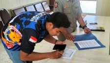 RESMI: Personel Satpol PP yang bertugas di Kantor DPRD Kabupaten Pamekasan memperoses surat permohonan audiensi yang dilayangkan wali murid SDIT Al-Uswah, Pamekasan. (LAILIYATUN NURIYAH/KLIK MADURA).