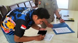 RESMI: Personel Satpol PP yang bertugas di Kantor DPRD Kabupaten Pamekasan memperoses surat permohonan audiensi yang dilayangkan wali murid SDIT Al-Uswah, Pamekasan. (LAILIYATUN NURIYAH/KLIK MADURA).