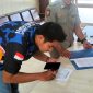 RESMI: Personel Satpol PP yang bertugas di Kantor DPRD Kabupaten Pamekasan memperoses surat permohonan audiensi yang dilayangkan wali murid SDIT Al-Uswah, Pamekasan. (LAILIYATUN NURIYAH/KLIK MADURA).