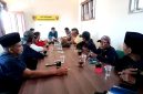 TAGIH KOMITMEN: Sejumlah Aktivis ARCI audiendi dengan Kasatreskrim Polres Pamekasan, AKP Doni Setiawan tekait kasus dugaan kejahatan lingkungan, Jumat (11/7/2025).