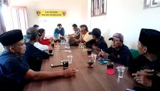 TAGIH KOMITMEN: Sejumlah Aktivis ARCI audiendi dengan Kasatreskrim Polres Pamekasan, AKP Doni Setiawan tekait kasus dugaan kejahatan lingkungan, Jumat (11/7/2025).