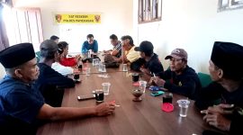 TAGIH KOMITMEN: Sejumlah Aktivis ARCI audiendi dengan Kasatreskrim Polres Pamekasan, AKP Doni Setiawan tekait kasus dugaan kejahatan lingkungan, Jumat (11/7/2025).